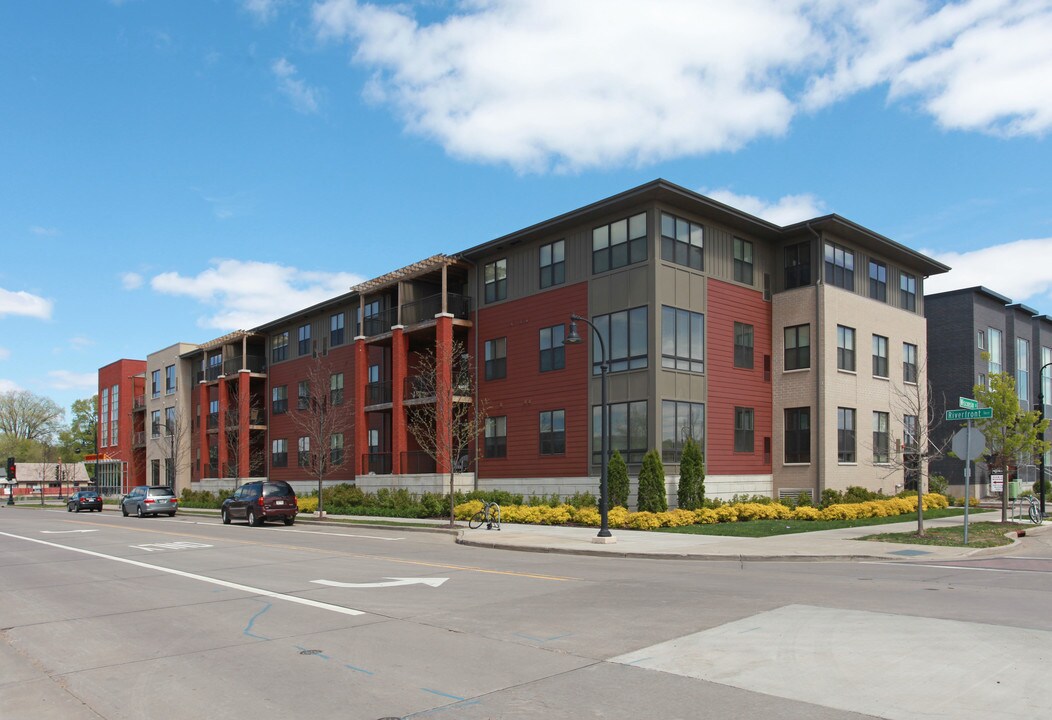 315 Riverfront Terrace in Eau Claire, WI - Foto de edificio