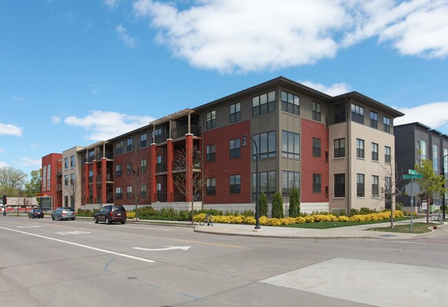 315 Riverfront in Eau Claire, WI - Foto de edificio - Building Photo