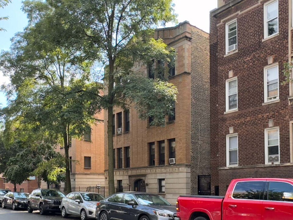 828 W Cornelia in Chicago, IL - Building Photo