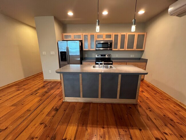 922 Main St, Unit A in Grinnell, IA - Building Photo - Building Photo