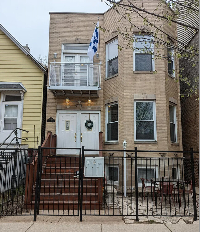 property at 2050 W Roscoe St