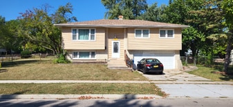 1910 Hollywood Ave in Hanover Park, IL - Building Photo