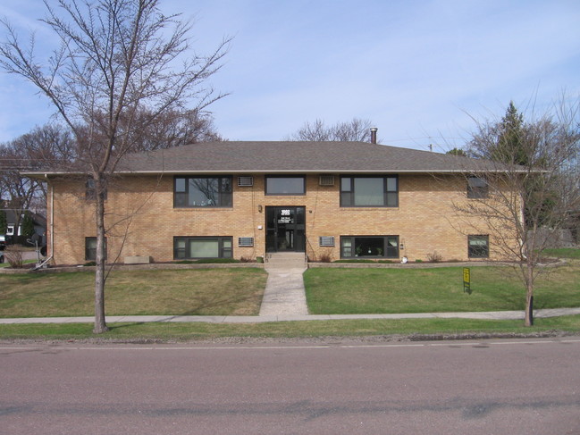 1002 Oak St N in Fargo, ND - Building Photo - Building Photo