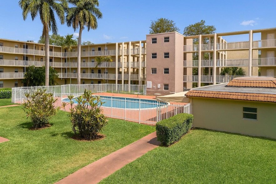 2800 NW 56th Ave, Unit B402 in Lauderhill, FL - Building Photo