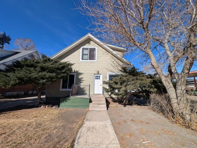 property at 323 N 4th St