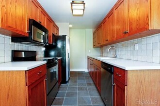 33 Rambling Brook Rd in Chappaqua, NY - Building Photo - Building Photo