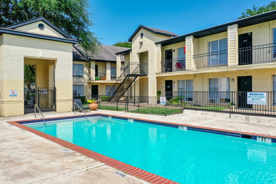 Bella Vista Park in Dallas, TX - Foto de edificio