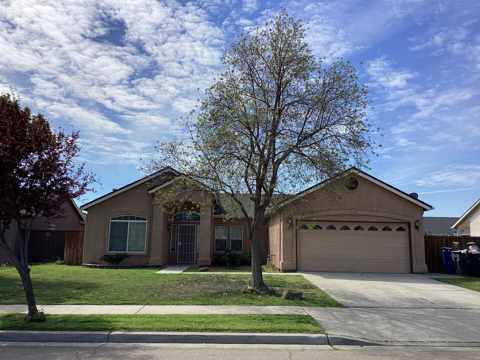 1661 Redbud St in Lemoore, CA - Building Photo