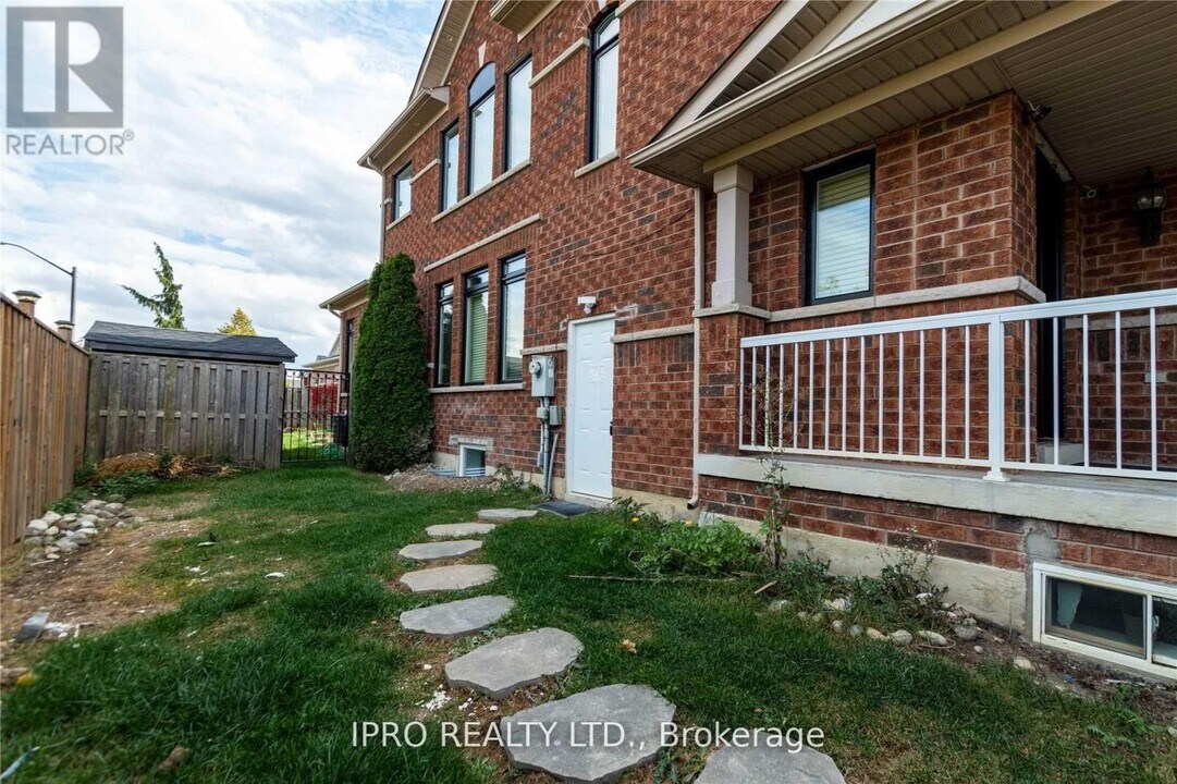 3856 Passway Rd in Mississauga, ON - Building Photo