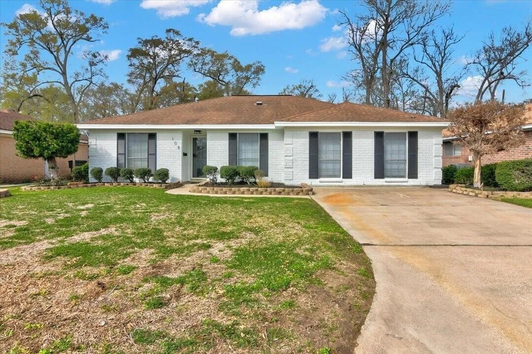 108 Sparrow Way in Beaumont, TX - Building Photo