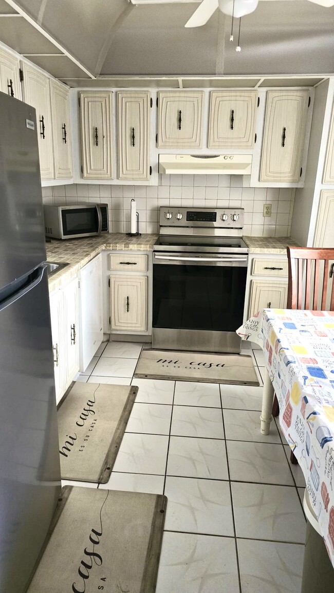 property at 2821 Somerset Dr