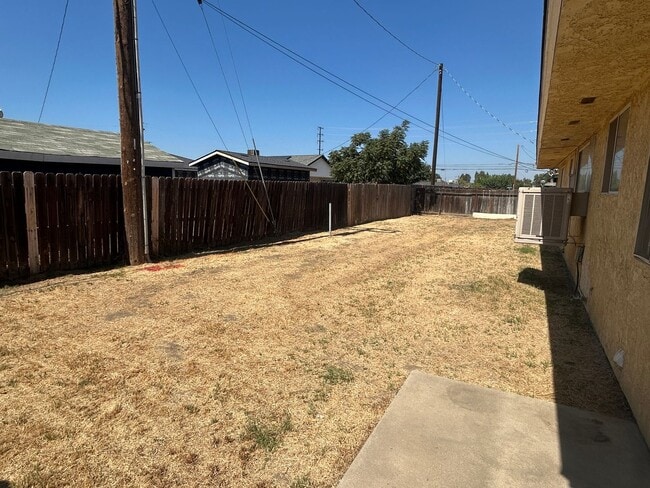 1241 W Putnam Ave in Porterville, CA - Building Photo - Building Photo