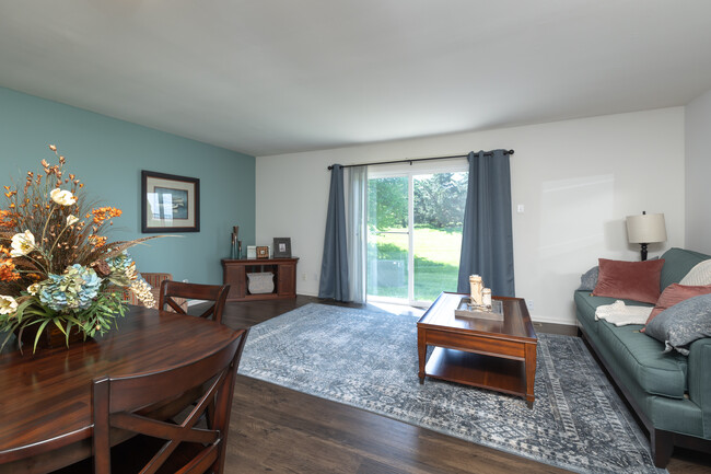 Sterling Heights Apartments in St. Charles, MO - Building Photo - Interior Photo