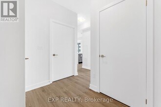 4130 Parkside Village Dr in Mississauga, ON - Building Photo - Building Photo