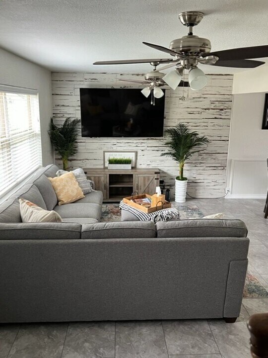 127 E Silver Sands Dr in San Antonio, TX - Foto de edificio