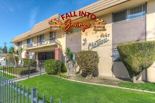 Le Chateau Apartments in Lynwood, CA - Building Photo