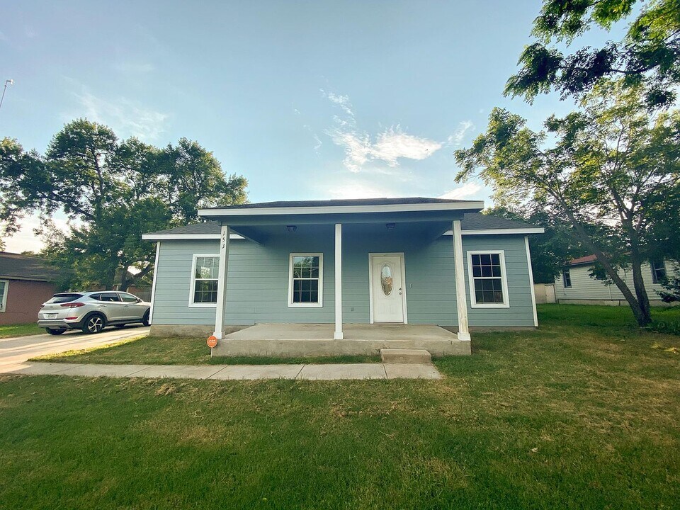 153 Ivy Ave in Luling, TX - Building Photo