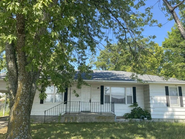 2239 S Garrison Ave in Carthage, MO - Building Photo - Building Photo