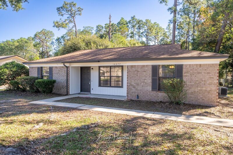 10677 Silver Creek Dr in Pensacola, FL - Building Photo