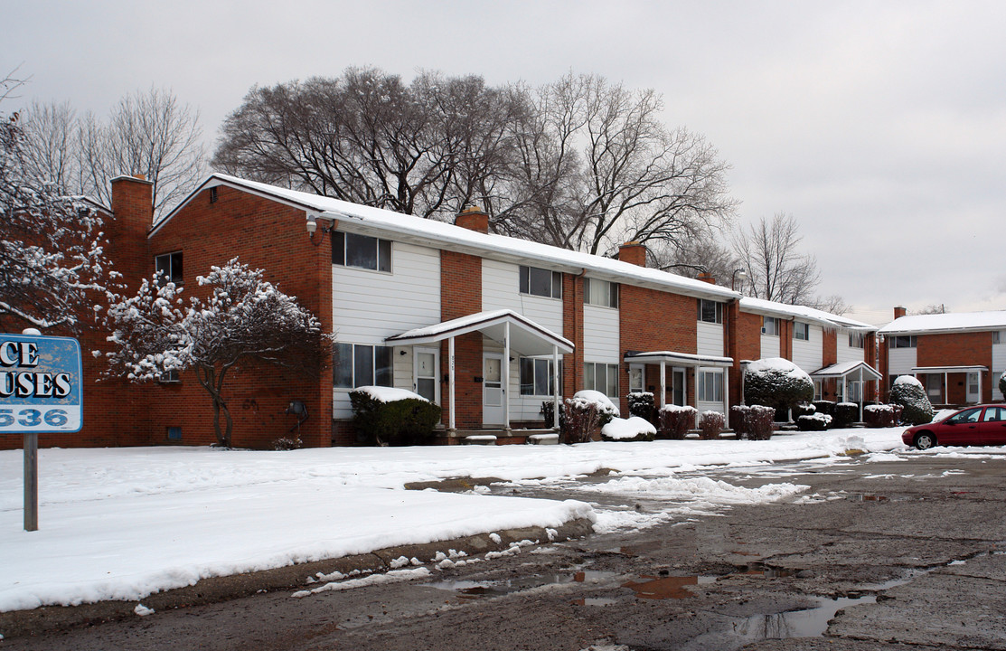 Terrace Townhouses in Flint, MI - Building Photo