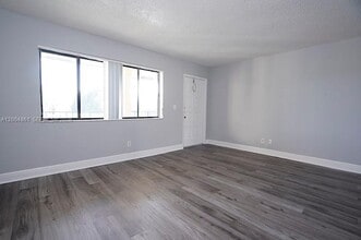 1727 Meadows Cir W, Unit 1727 in Boynton Beach, FL - Foto de edificio - Building Photo