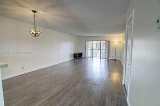 434 Lakeview Dr in Weston, FL - Building Photo - Building Photo