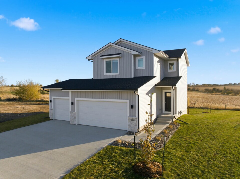 526 43rd St SW in Altoona, IA - Building Photo