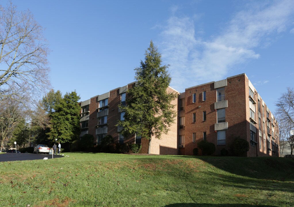 170 Lakeside Apartments in Ardmore, PA - Foto de edificio