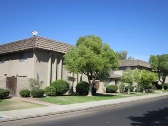 2704 Cornell St in Bakersfield, CA - Foto de edificio