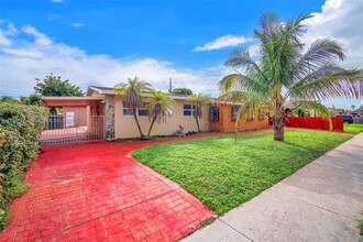 1270 NW 174th St in Miami, FL - Foto de edificio - Building Photo