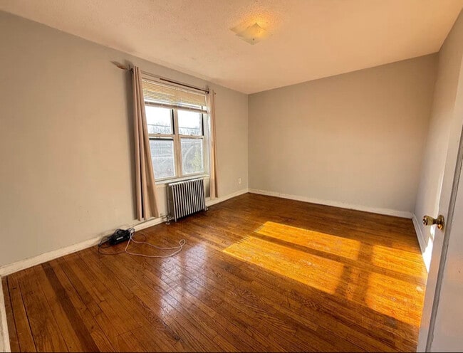 40-31 202nd St in Queens, NY - Foto de edificio - Building Photo