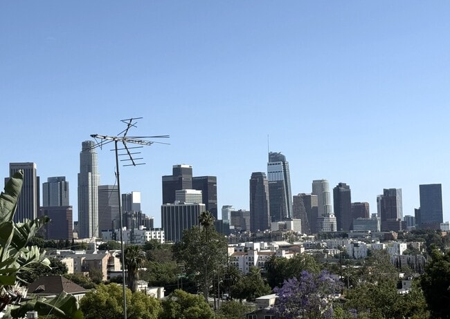 property at 1083 1/2 W Kensington Rd