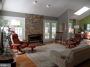 1572 Bud Ln in Yardley, PA - Foto de edificio - Building Photo