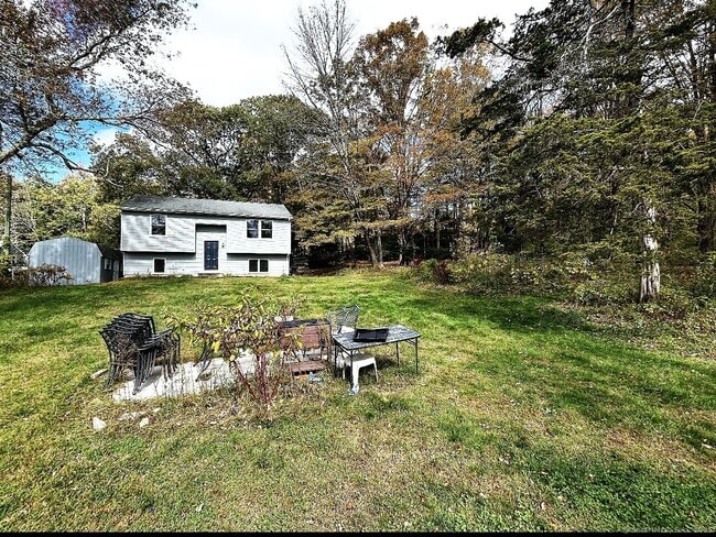 8 Neff Rd in Hampton, CT - Building Photo - Building Photo