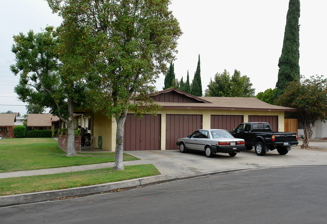 214 S Oak St in Orange, CA - Building Photo