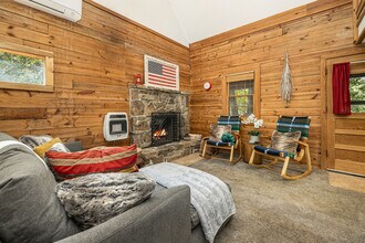 493 Co Rd 340 in Eureka Springs, AR - Building Photo - Building Photo