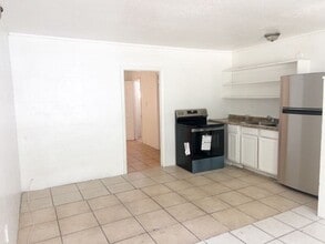 331 E 14th St in Apopka, FL - Foto de edificio - Building Photo