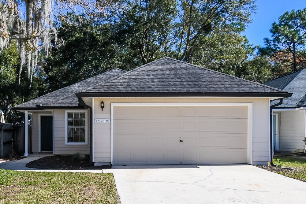 2985 Mikris Dr E in Jacksonville, FL - Building Photo