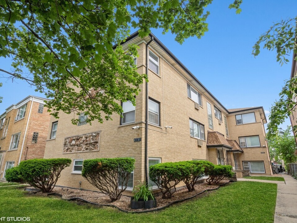 6747 N Olmsted Ave in Chicago, IL - Building Photo