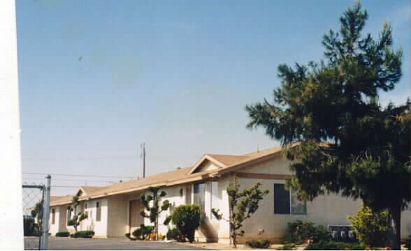 Tokage Manor in Victorville, CA - Foto de edificio - Building Photo