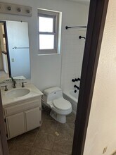5947 Helmcrest Dr in Riverside, CA - Foto de edificio - Building Photo