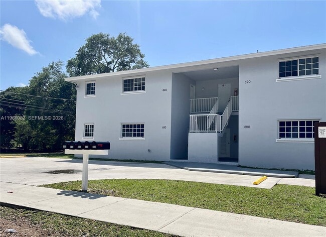 800 SW 10th Ave in Hallandale Beach, FL - Building Photo - Building Photo