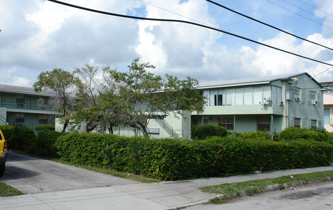 160 SW 17th Ct in Miami, FL - Foto de edificio - Building Photo