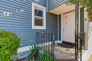 44 E Cedar St in Newington, CT - Building Photo