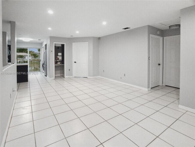 5755 NW 109th Ave in Doral, FL - Foto de edificio - Building Photo