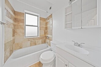 7223 N Rogers Ave in Chicago, IL - Building Photo - Building Photo