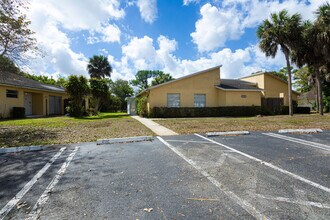 202 Sparrow Dr in Royal Palm Beach, FL - Building Photo - Building Photo