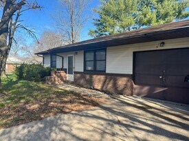 225 Teakwood Dr in Bethalto, IL - Building Photo