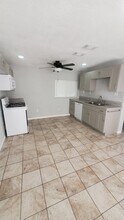 306 Old Mission Rd in New Smyrna Beach, FL - Foto de edificio - Building Photo
