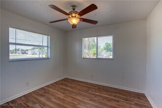 8109 Sanibel Blvd in Ft. Myers, FL - Foto de edificio - Building Photo